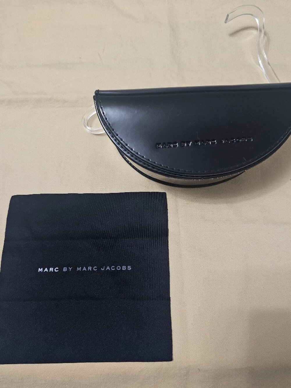 NEW Authentic Marc Jacobs Black Clamshell Sunglasses Case & Cleaning Cloth - Picture 2 of 5